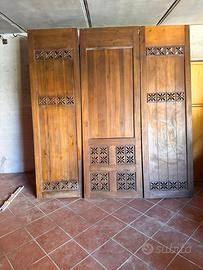 Due  porte scorrevoli  ed una fissa