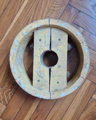 Antica puleggia in legno