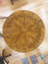 Tavolo rotondo in legno intarsiato