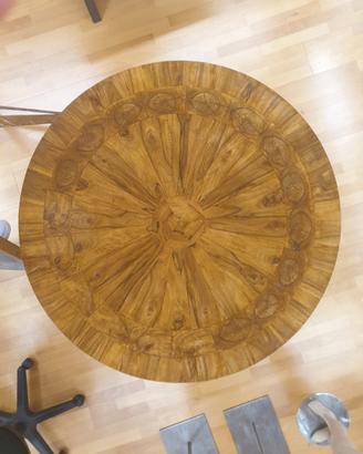 Tavolo rotondo in legno intarsiato