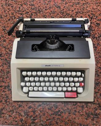 macchina da scrivere Olivetti lettera 42