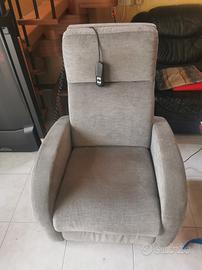 poltrona relax alzapersone semi nuova 200 €