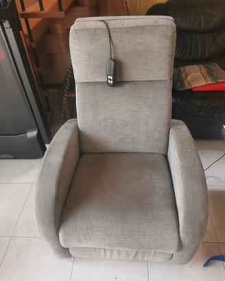 poltrona relax alzapersone semi nuova 200 €