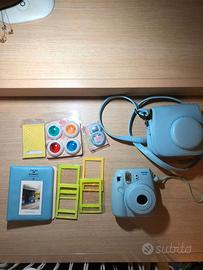 Fujifilm INSTAX MINI 8 con custodia e gadget