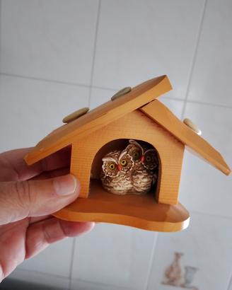 Casetta soprammobile in legno con guffetti