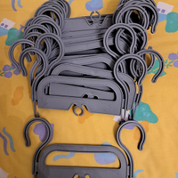 Ganci in plastica per sacche di drenaggio urinario