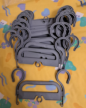 Ganci in plastica per sacche di drenaggio urinario