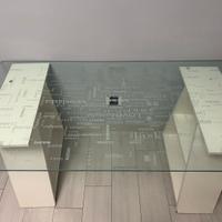 Scrivania in vetro con basi portaoggetti