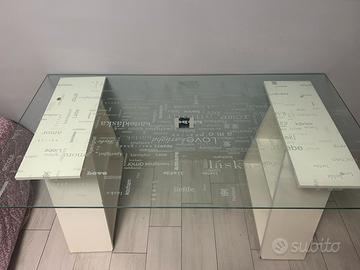 Scrivania in vetro con basi portaoggetti
