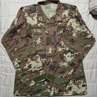 giacca e pantalone taglio ACU vegetato mimetico