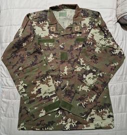 giacca e pantalone taglio ACU vegetato mimetico