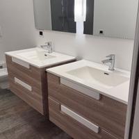 Bagno completo con due lavabi