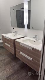 Bagno completo con due lavabi