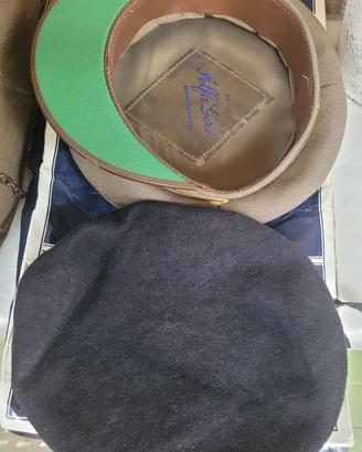 militaria vestiti giacche baschi  mostrine etc..