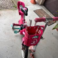 Bicicletta a rotelle e monopattino