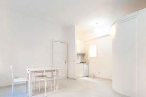 Camilluccia monolocale arredato con balcone