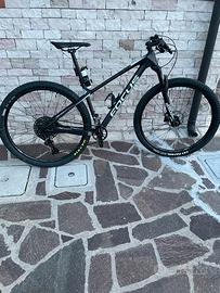 Bicicletta in carbonio Focus Raven taglia S 29