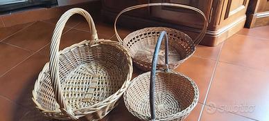 Tre cestini rustici
