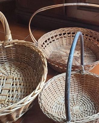 Tre cestini rustici