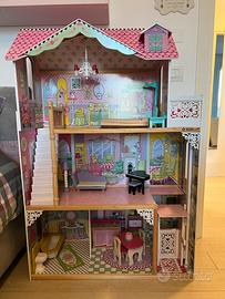 Casa delle bambole in legno