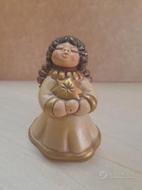 Angelo Thun con in mano una stella dorata