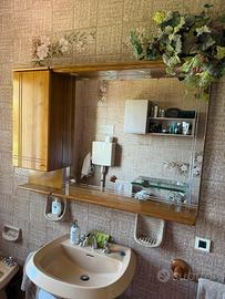 Specchio da bagno con pensile e luci.