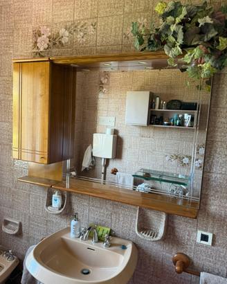 Specchio da bagno con pensile e luci.
