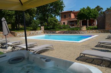 Casale 18/22 pers. piscina/jacuzzi lucignano ar
