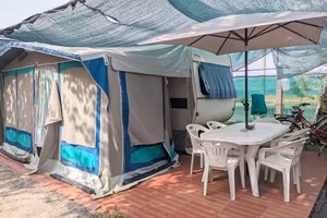 Roulotte Adria 390 con veranda, arredata