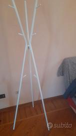 tavolino e appendiabiti 