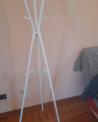 tavolino e appendiabiti 