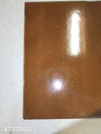 piastrelle marroni 20 x 20 cm.