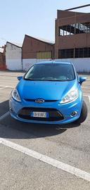 AUTO FORD FIESTA