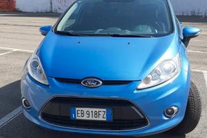 AUTO FORD FIESTA