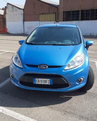 AUTO FORD FIESTA
