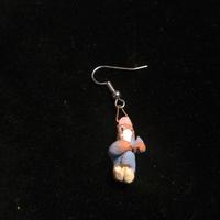 Orecchino con piccolo gnometto in ceramica