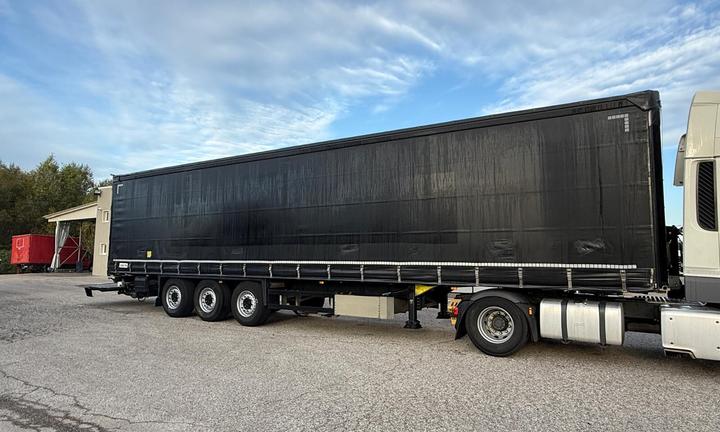 Semirimorchio centinato Schmitz anno 2016