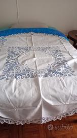 Tovaglia ricamata con 8 tovaglioli. 