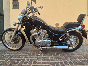 Suzuki Intruder VS 600 nero pochi km Patente A2