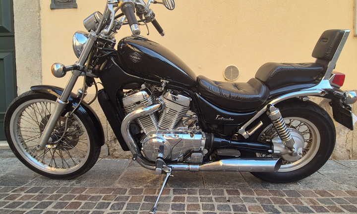 Suzuki Intruder VS 600 nero pochi km Patente A2
