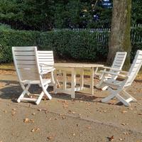 tavolo e sedie da giardino.