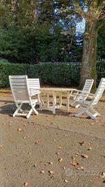 tavolo e sedie da giardino.