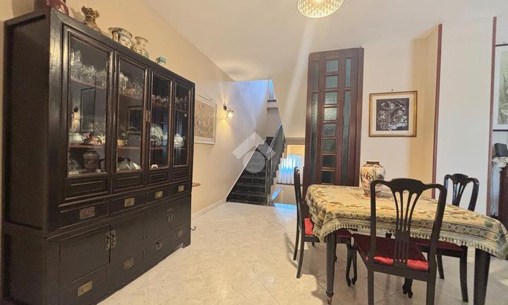 VILLA A SCHIERA CENTRALE A GIUGLIANO IN CAMPANIA