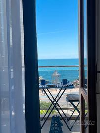 Appartamento con due camere dal letto sul mare