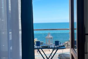 Appartamento con due camere dal letto sul mare