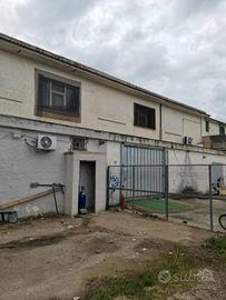 Immobile di 450 m² con 2 locali a Castel Volturno