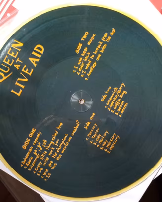 Queen  - at live aid - pictures disk 1993.