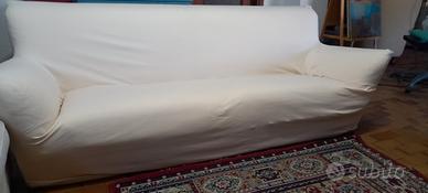 divano a tre posti molto comodo 