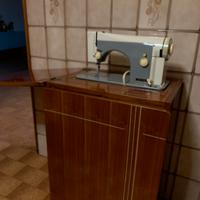 Macchina da cucire con mobiletto Necchi