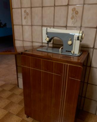 Macchina da cucire con mobiletto Necchi